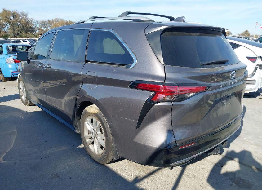 Photo 3 of 2022 Toyota Sienna LIMITED (VIN 5TDZRKEC0NS092324)