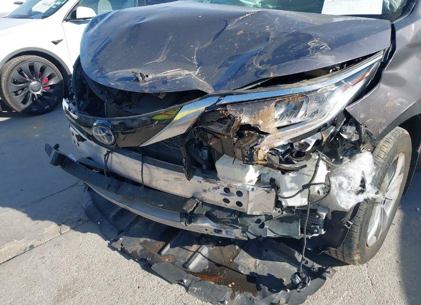 Photo 6 of 2022 Toyota Sienna LIMITED (VIN 5TDZRKEC0NS092324)