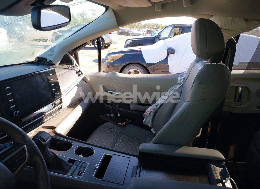 Photo 5 of 2023 Toyota Sienna LIMITED (VIN 5TDZRKEC2PS153417)