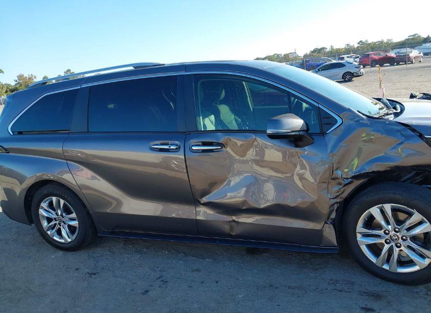 Photo 13 of 2023 Toyota Sienna LIMITED (VIN 5TDZRKEC2PS170864)
