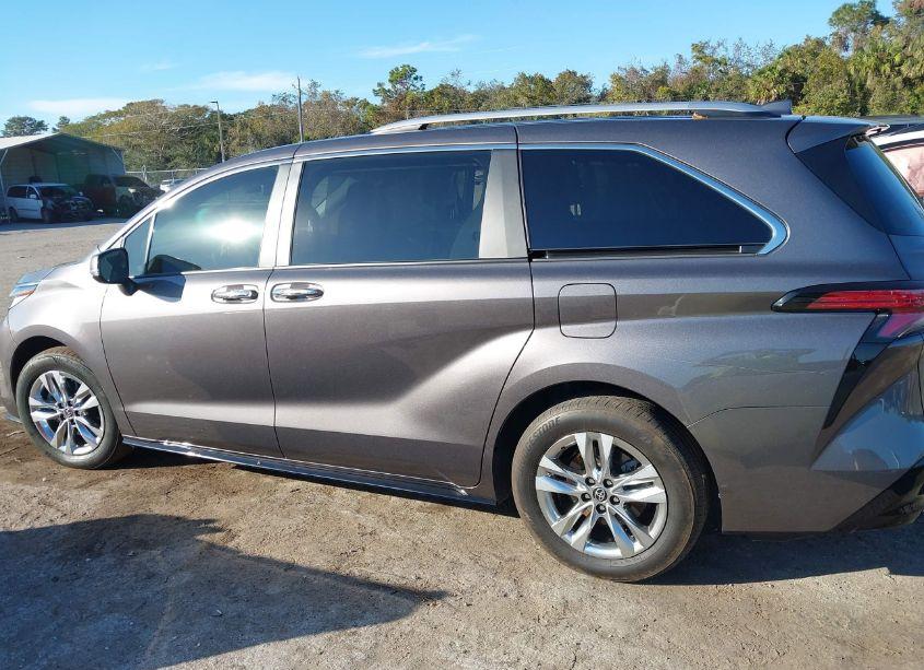 Photo 14 of 2023 Toyota Sienna LIMITED (VIN 5TDZRKEC2PS170864)