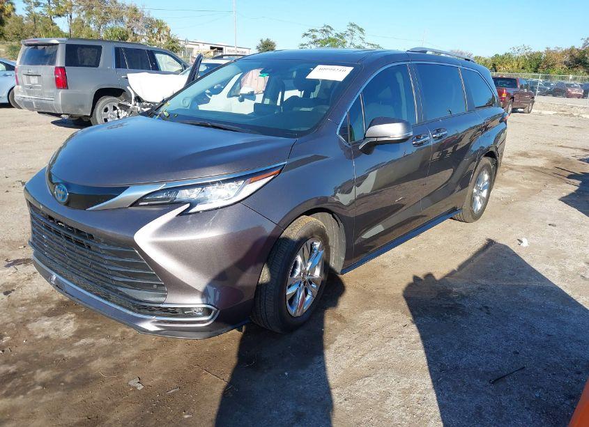 Photo 2 of 2023 Toyota Sienna LIMITED (VIN 5TDZRKEC2PS170864)
