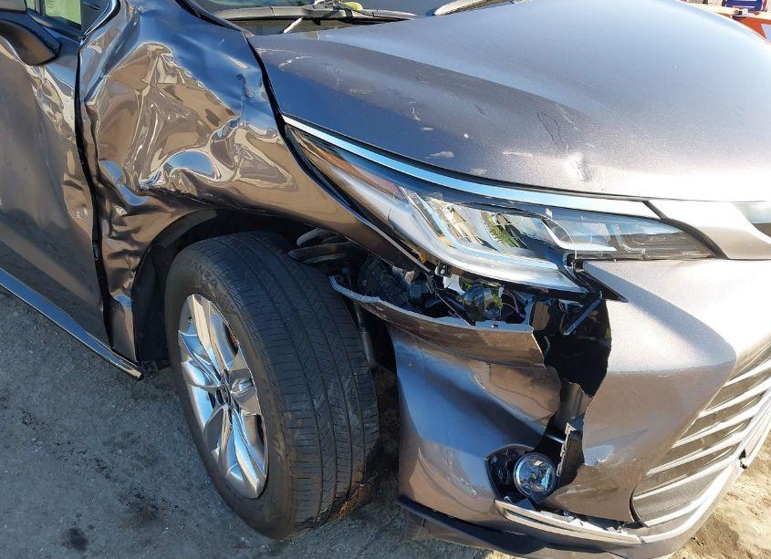 Photo 6 of 2023 Toyota Sienna LIMITED (VIN 5TDZRKEC2PS170864)