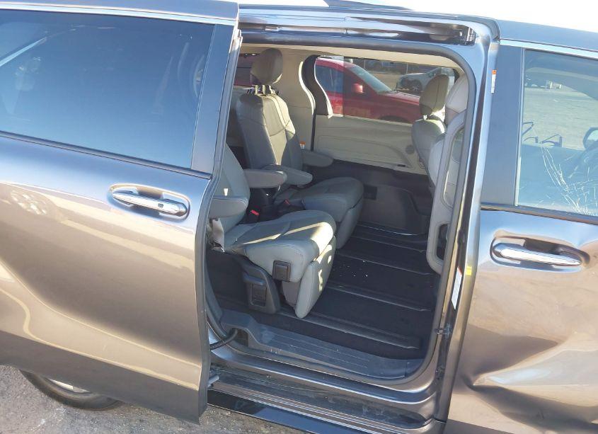Photo 8 of 2023 Toyota Sienna LIMITED (VIN 5TDZRKEC2PS170864)