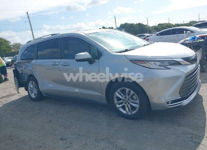 Photo 13 of 2022 Toyota Sienna LIMITED (VIN 5TDZRKEC3NS083956)