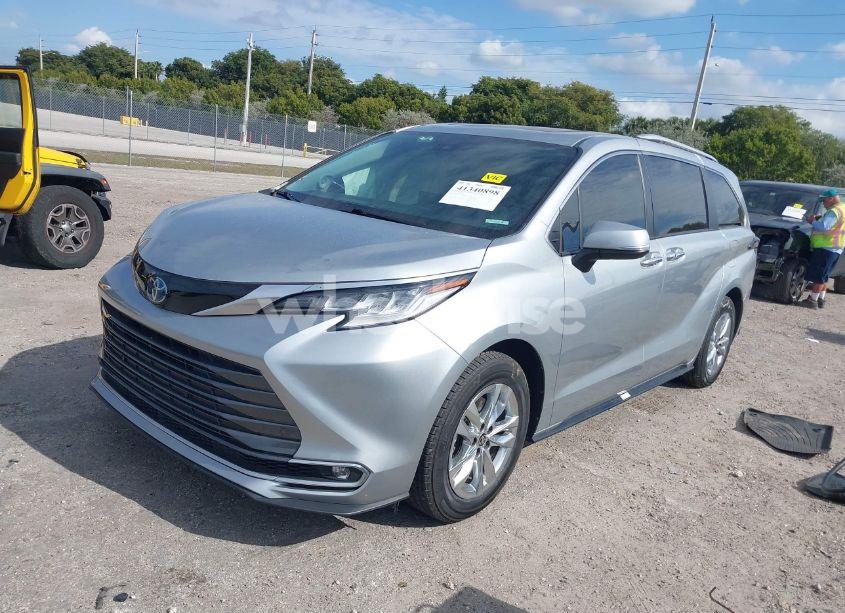 Photo 2 of 2022 Toyota Sienna LIMITED (VIN 5TDZRKEC3NS083956)