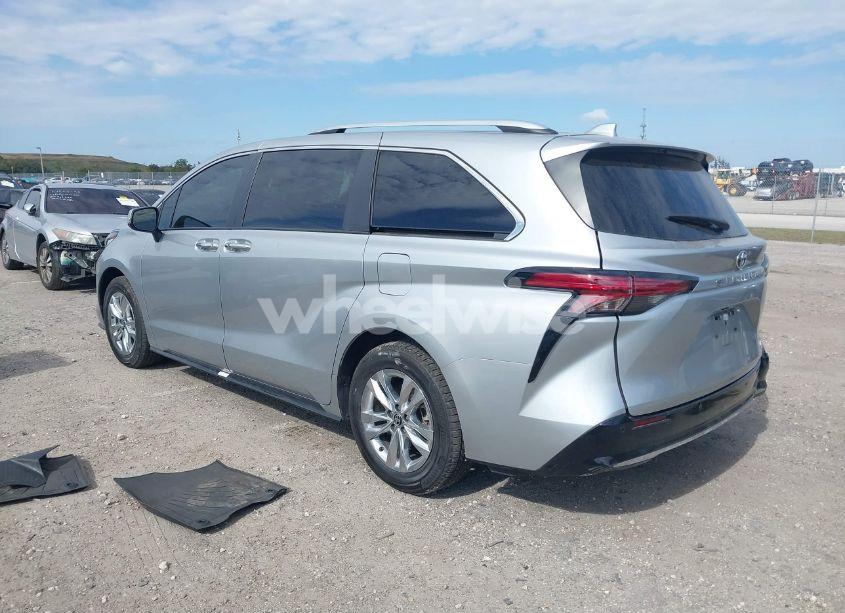 Photo 3 of 2022 Toyota Sienna LIMITED (VIN 5TDZRKEC3NS083956)