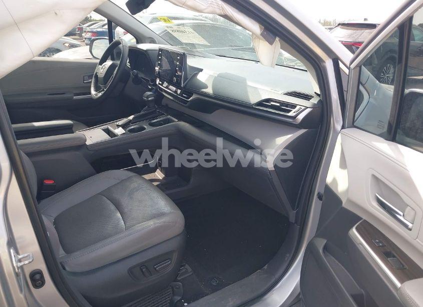 Photo 5 of 2022 Toyota Sienna LIMITED (VIN 5TDZRKEC3NS083956)