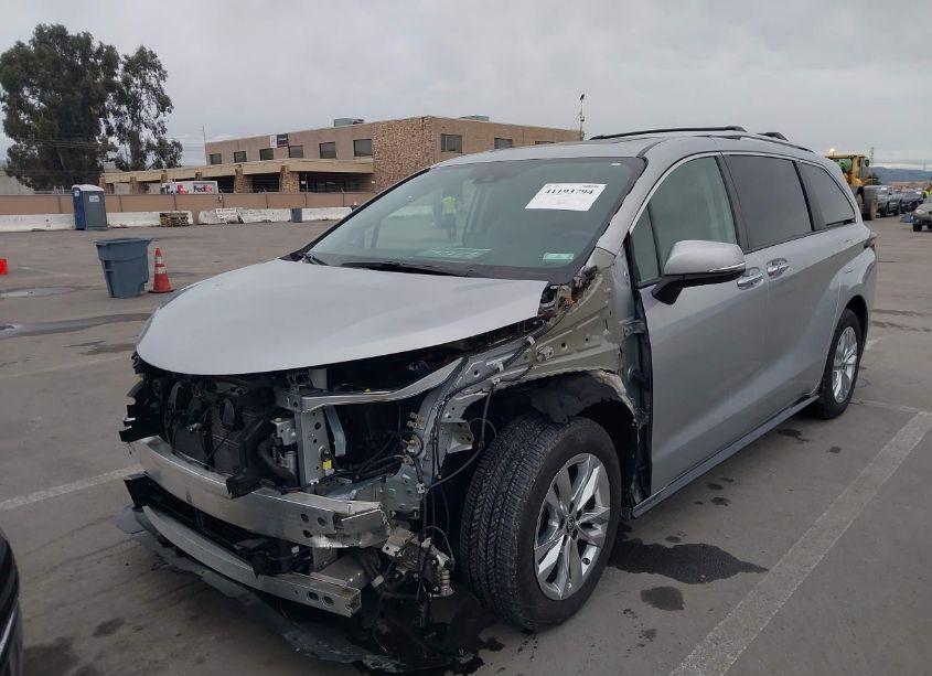 Photo 2 of 2022 Toyota Sienna LIMITED (VIN 5TDZRKEC3NS095556)