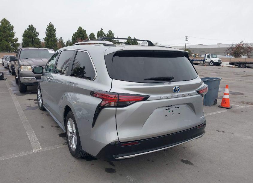Photo 3 of 2022 Toyota Sienna LIMITED (VIN 5TDZRKEC3NS095556)