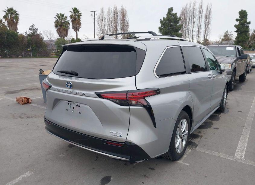Photo 4 of 2022 Toyota Sienna LIMITED (VIN 5TDZRKEC3NS095556)