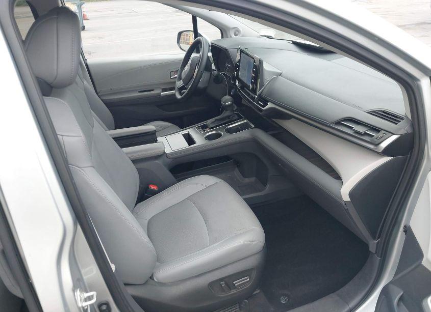 Photo 5 of 2022 Toyota Sienna LIMITED (VIN 5TDZRKEC3NS095556)