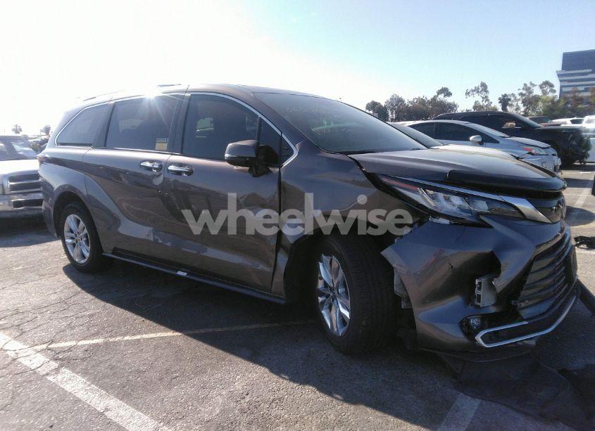 2022 Toyota Sienna LIMITED (VIN 5TDZRKEC5NS095817) main photo