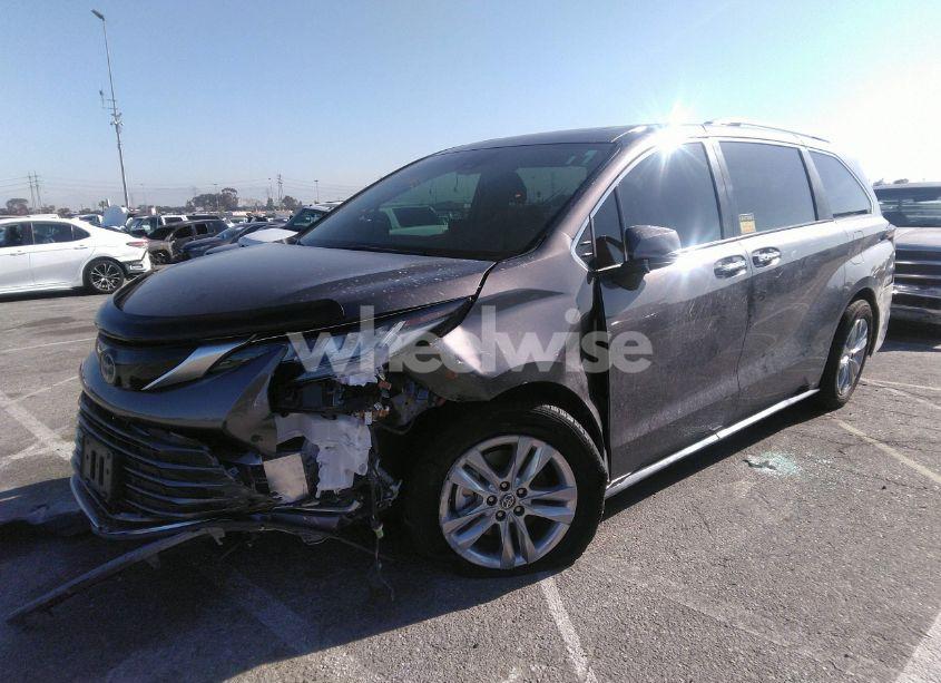 Photo 2 of 2022 Toyota Sienna LIMITED (VIN 5TDZRKEC5NS095817)