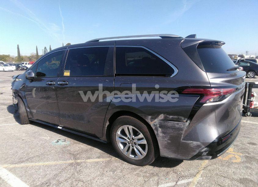 Photo 3 of 2022 Toyota Sienna LIMITED (VIN 5TDZRKEC5NS095817)