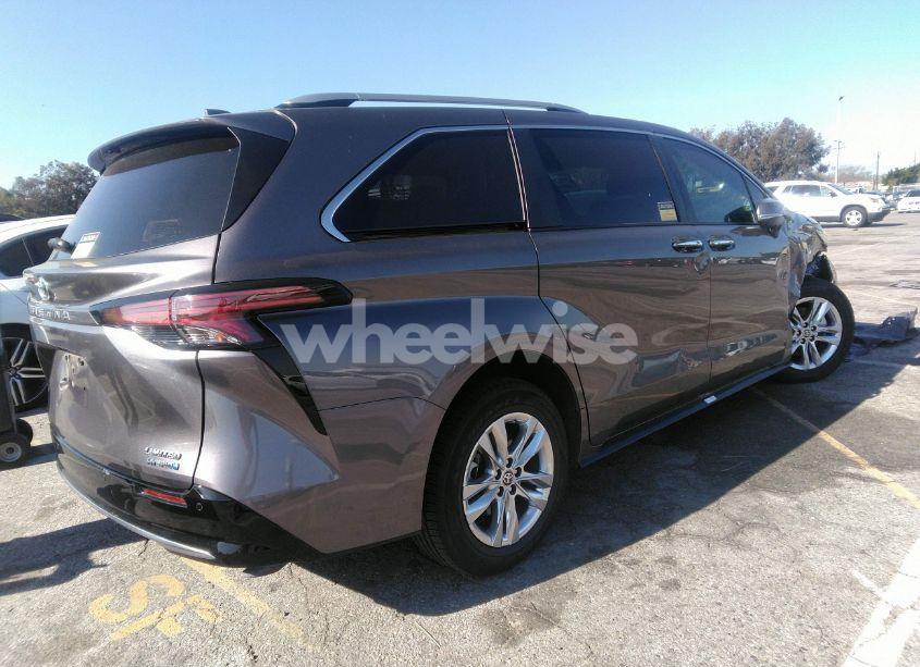 Photo 4 of 2022 Toyota Sienna LIMITED (VIN 5TDZRKEC5NS095817)