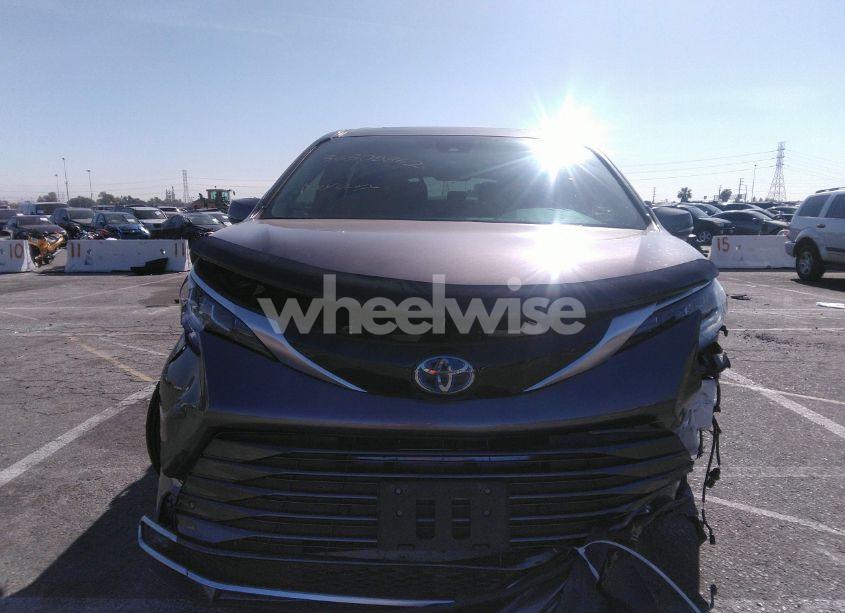 Photo 6 of 2022 Toyota Sienna LIMITED (VIN 5TDZRKEC5NS095817)