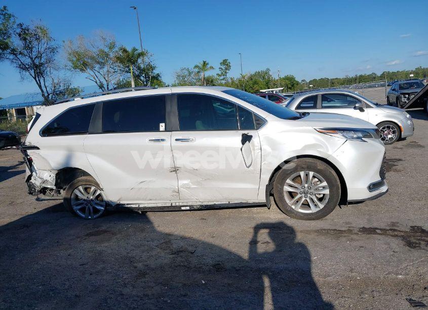 Photo 13 of 2024 Toyota Sienna LIMITED (VIN 5TDZRKEC6RS209376)