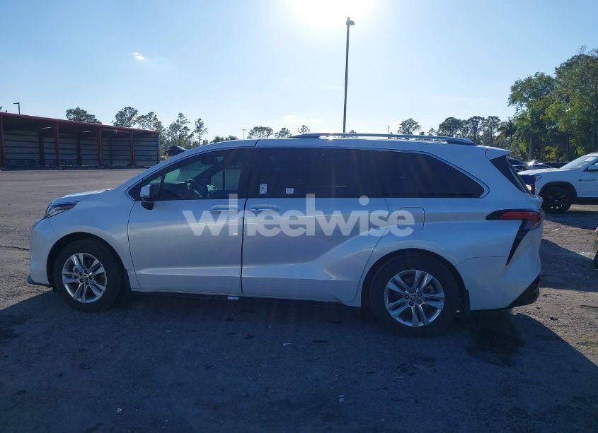 Photo 14 of 2024 Toyota Sienna LIMITED (VIN 5TDZRKEC6RS209376)