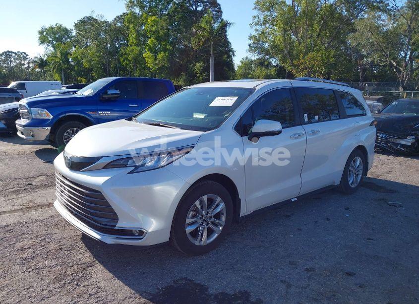 Photo 2 of 2024 Toyota Sienna LIMITED (VIN 5TDZRKEC6RS209376)