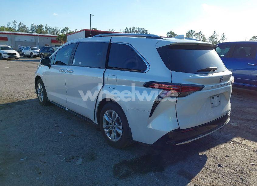 Photo 3 of 2024 Toyota Sienna LIMITED (VIN 5TDZRKEC6RS209376)