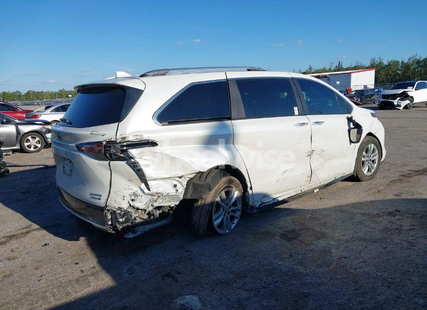 Photo 4 of 2024 Toyota Sienna LIMITED (VIN 5TDZRKEC6RS209376)