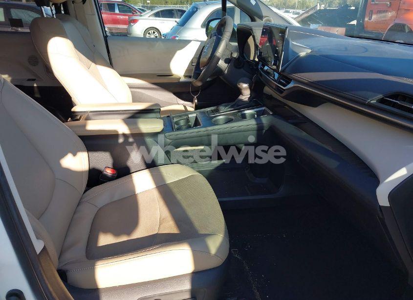 Photo 5 of 2024 Toyota Sienna LIMITED (VIN 5TDZRKEC6RS209376)