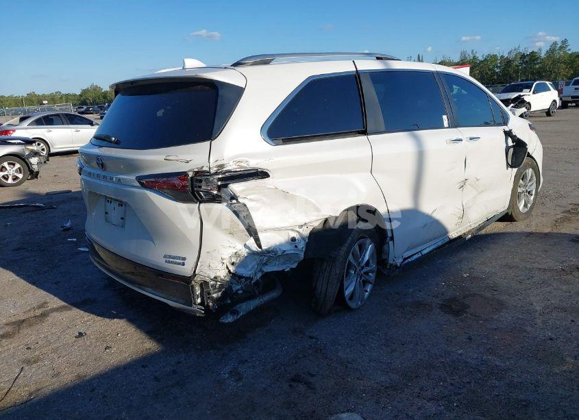 Photo 6 of 2024 Toyota Sienna LIMITED (VIN 5TDZRKEC6RS209376)