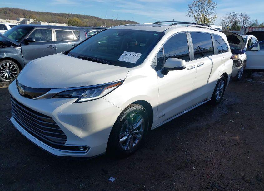 Photo 2 of 2021 Toyota Sienna LIMITED (VIN 5TDZRKEC7MS038159)