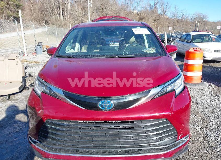 Photo 13 of 2024 Toyota Sienna LIMITED (VIN 5TDZRKEC7RS215946)