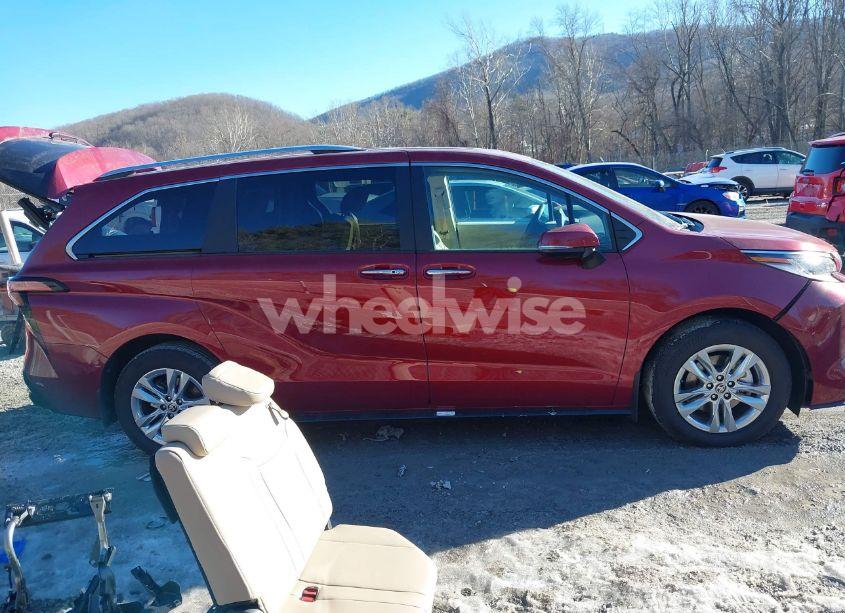 Photo 14 of 2024 Toyota Sienna LIMITED (VIN 5TDZRKEC7RS215946)