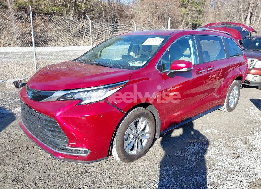 Photo 2 of 2024 Toyota Sienna LIMITED (VIN 5TDZRKEC7RS215946)