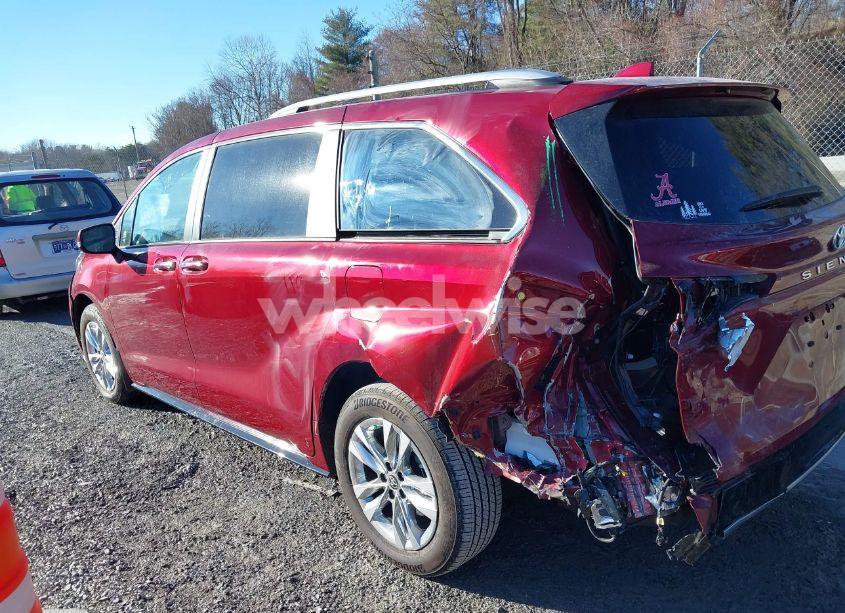 Photo 3 of 2024 Toyota Sienna LIMITED (VIN 5TDZRKEC7RS215946)