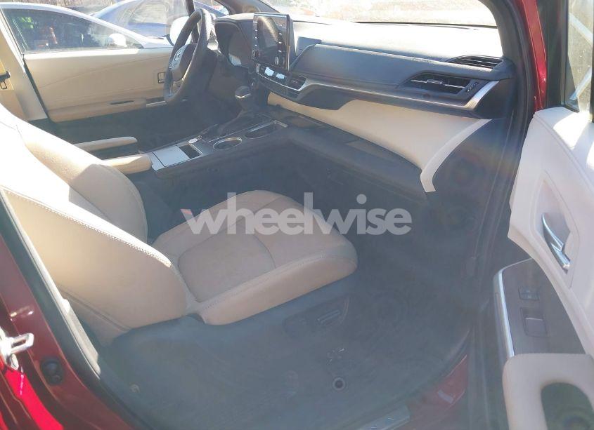 Photo 5 of 2024 Toyota Sienna LIMITED (VIN 5TDZRKEC7RS215946)