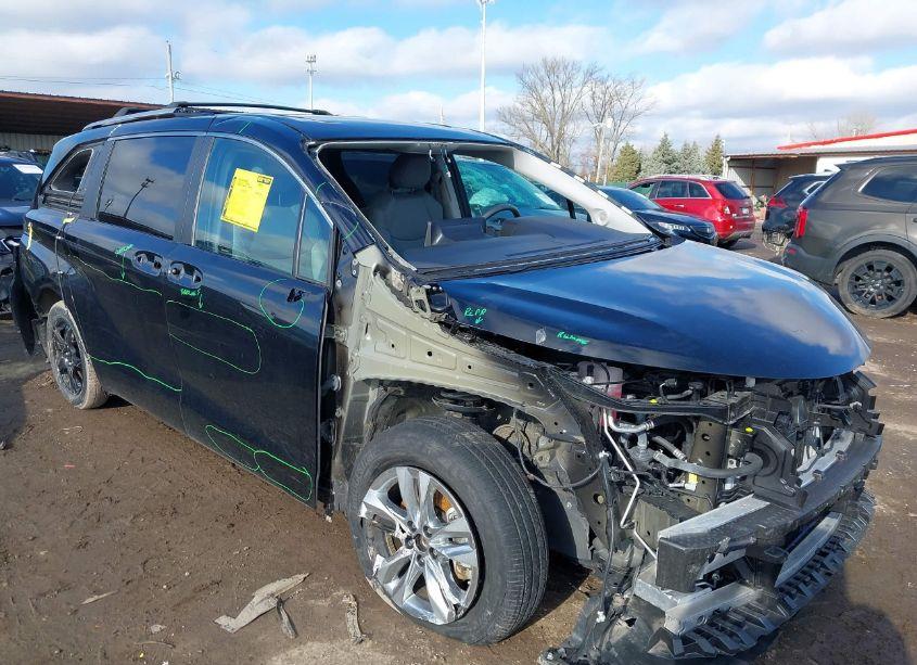 2022 Toyota Sienna LIMITED (VIN 5TDZRKEC8NS128924) main photo