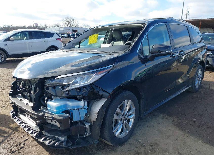 Photo 2 of 2022 Toyota Sienna LIMITED (VIN 5TDZRKEC8NS128924)