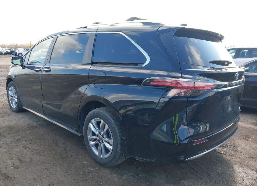 Photo 3 of 2022 Toyota Sienna LIMITED (VIN 5TDZRKEC8NS128924)