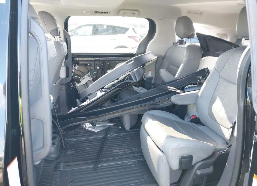 Photo 8 of 2022 Toyota Sienna LIMITED (VIN 5TDZRKEC8NS128924)