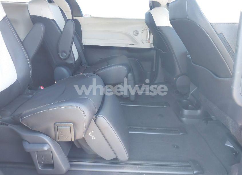 Photo 8 of 2025 Toyota Sienna LIMITED (VIN 5TDZRKEC8SS229392)