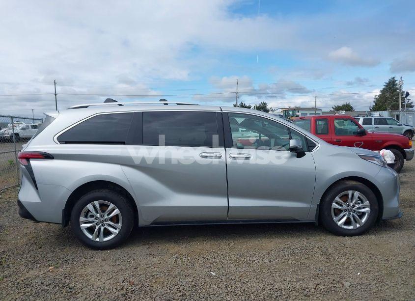 Photo 13 of 2025 Toyota Sienna LIMITED (VIN 5TDZRKEC9SS234407)