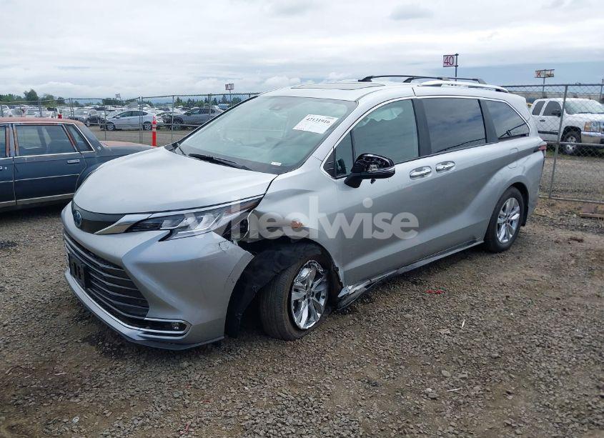 Photo 2 of 2025 Toyota Sienna LIMITED (VIN 5TDZRKEC9SS234407)