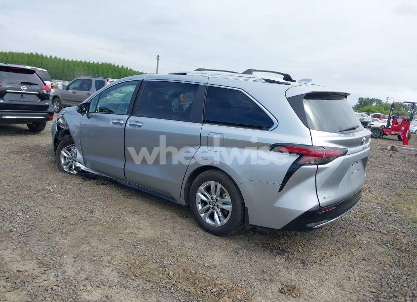 Photo 3 of 2025 Toyota Sienna LIMITED (VIN 5TDZRKEC9SS234407)