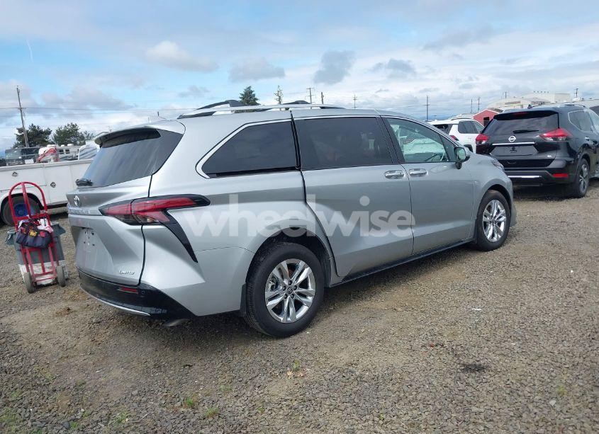 Photo 4 of 2025 Toyota Sienna LIMITED (VIN 5TDZRKEC9SS234407)
