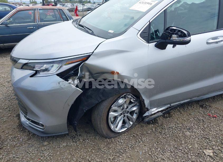Photo 6 of 2025 Toyota Sienna LIMITED (VIN 5TDZRKEC9SS234407)