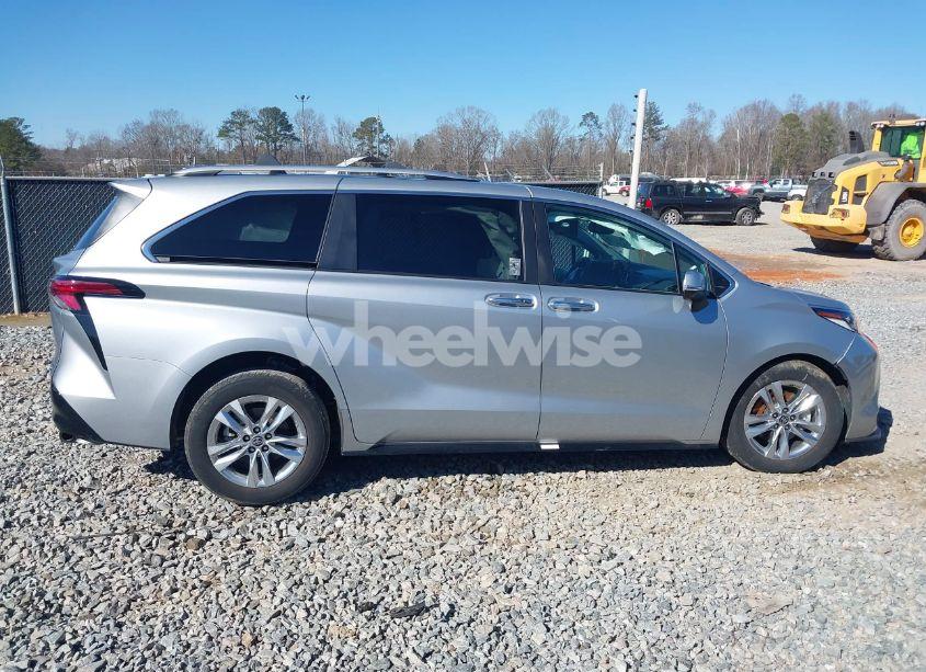 Photo 13 of 2022 Toyota Sienna LIMITED (VIN 5TDZRKECXNS136443)