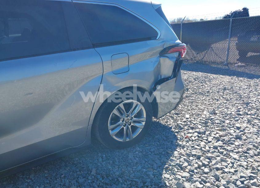 Photo 18 of 2022 Toyota Sienna LIMITED (VIN 5TDZRKECXNS136443)