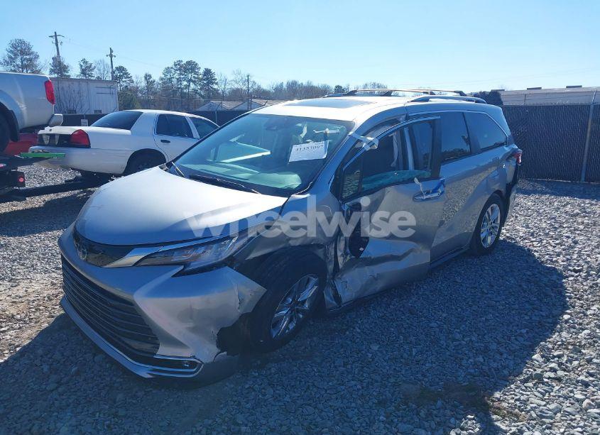 Photo 2 of 2022 Toyota Sienna LIMITED (VIN 5TDZRKECXNS136443)