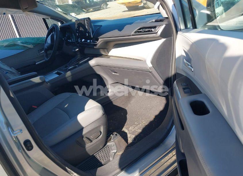 Photo 5 of 2022 Toyota Sienna LIMITED (VIN 5TDZRKECXNS136443)