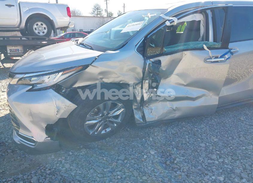 Photo 6 of 2022 Toyota Sienna LIMITED (VIN 5TDZRKECXNS136443)