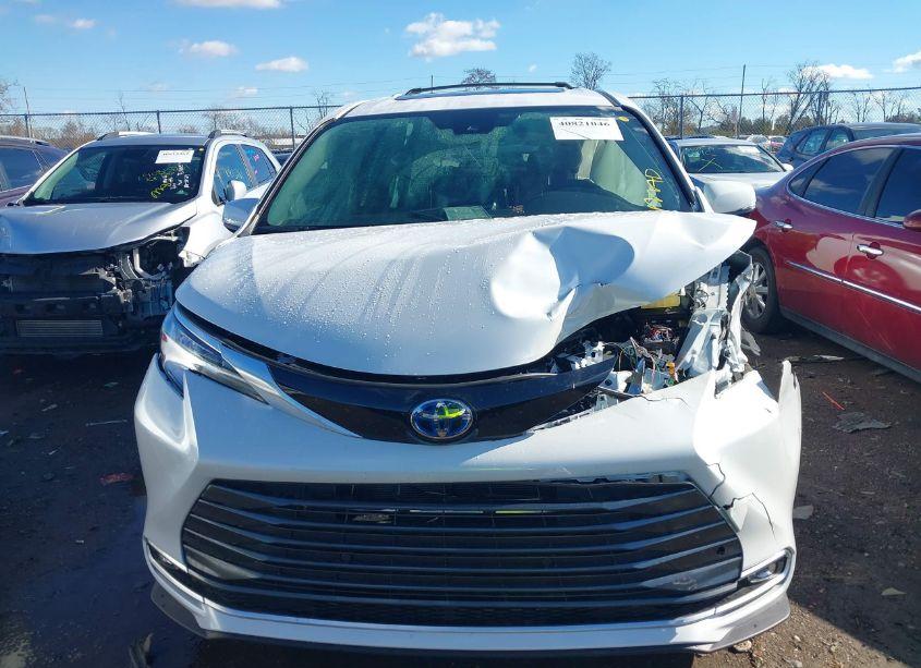 Photo 12 of 2024 Toyota Sienna LIMITED (VIN 5TDZSKFC0RS152806)